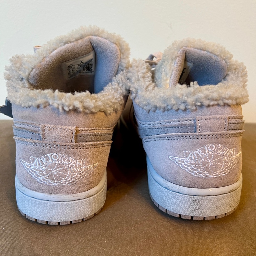 AIR JORDAN WOMENS 1 LOW SE SHERPA FLEECE {10.5} - Picture 5 of 7
